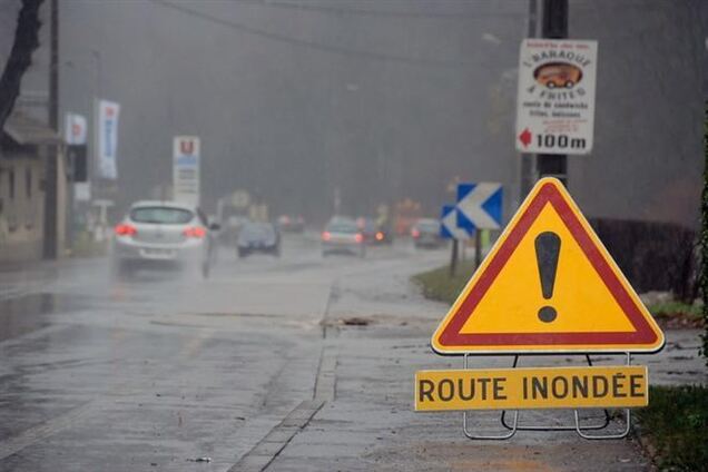 Из-за шторма во Франции остаются без света около 100 тысяч домов