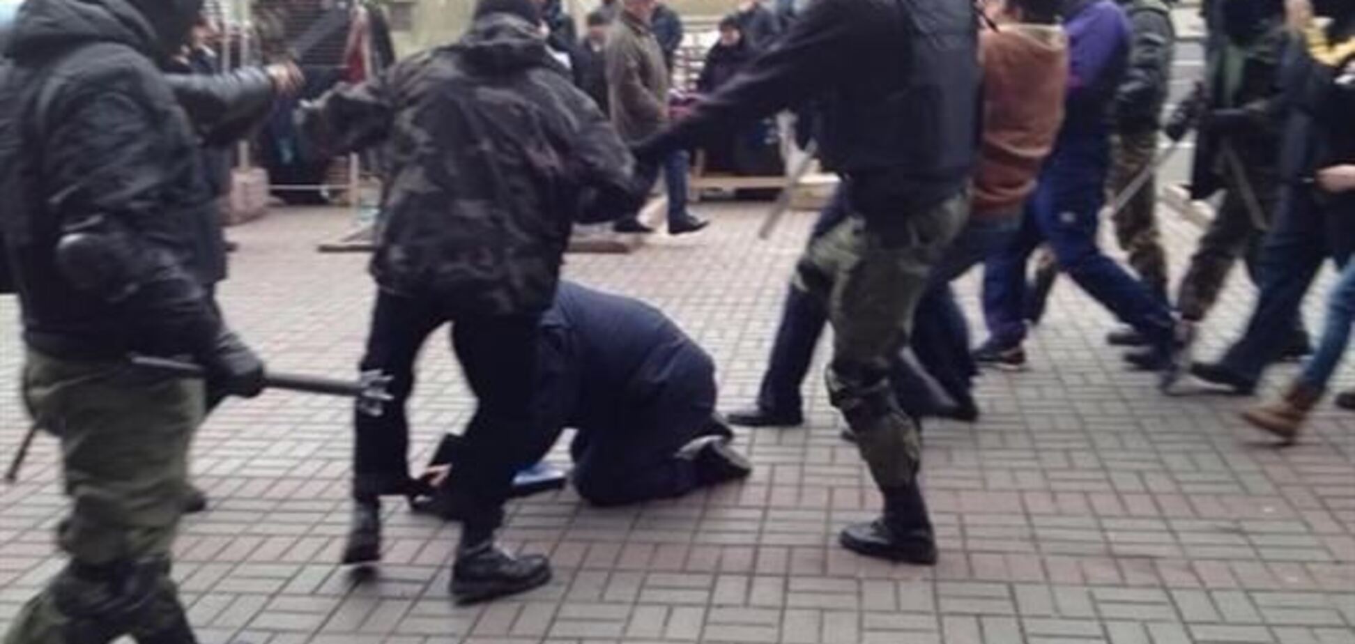 Избиение милиционеров возле КГГА: двух человек госпитализировали