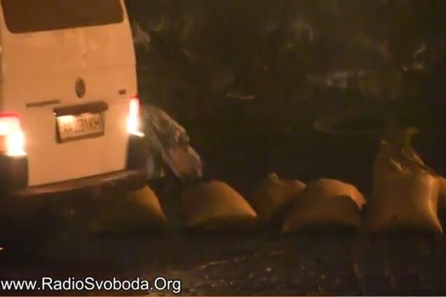 На баррикаде на Грушевского появился проезд для авто, будет КПП