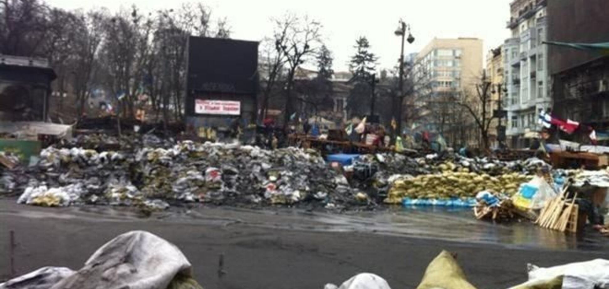 Коммунальщики вывезли с Грушевского два грузовика мусора, оставленного силовиками 