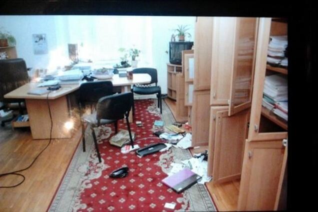 Неизвестные в масках разгромили 6-й этаж КГГА - СМИ