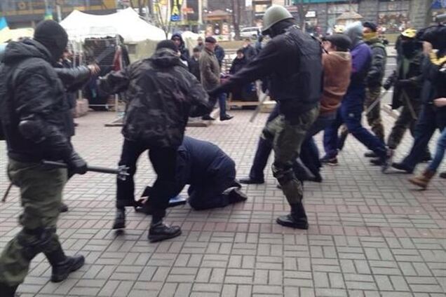 Неизвестные в масках на Крещатике избили милиционеров