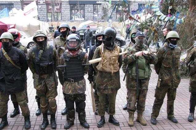 Сотня вооруженных палками активистов не хотят покидать КГГА