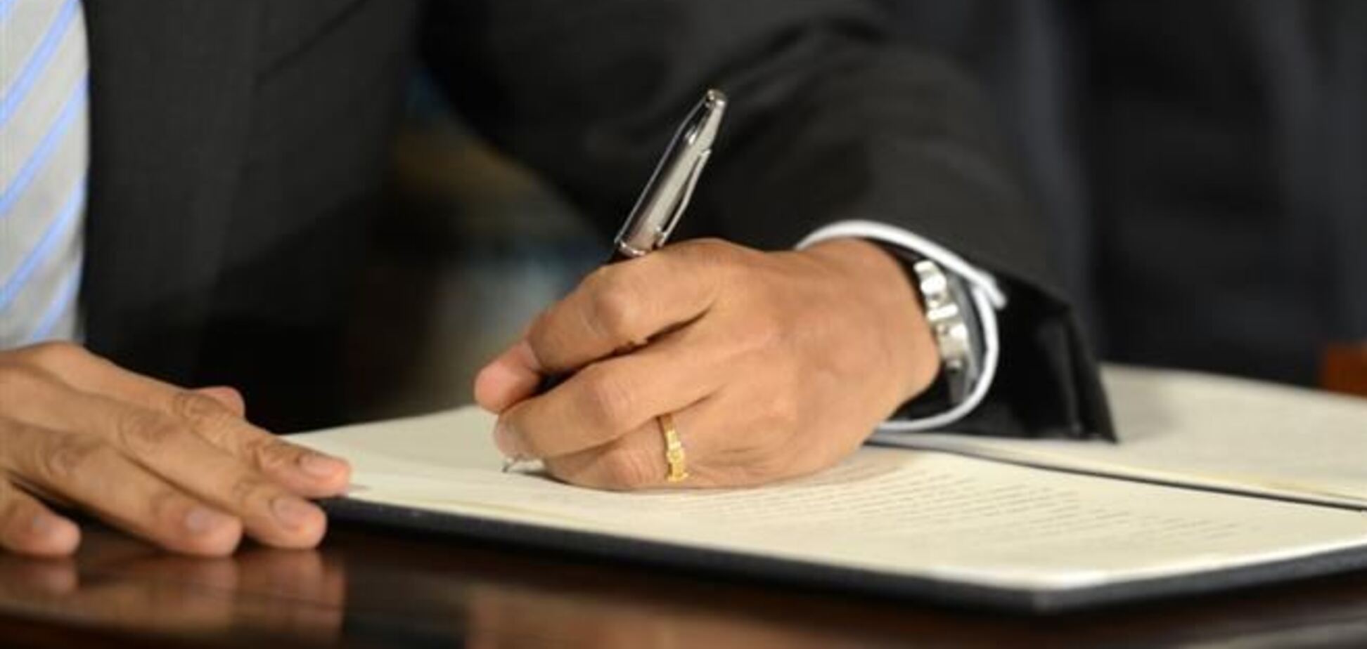 Обама подписал закон о повышении потолка госдолга США