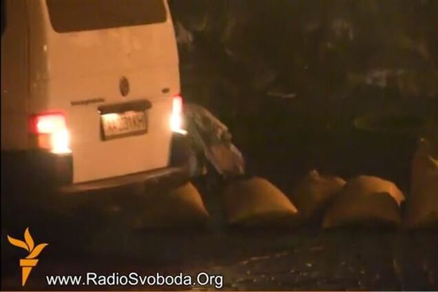 Ночью баррикады на Грушевского укрепляли известью и песком