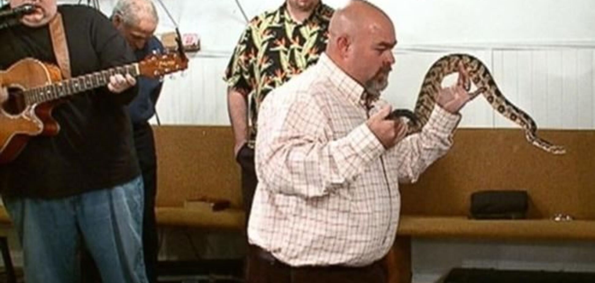 Американський пастор-заклинатель змій помер від зміїної укусу