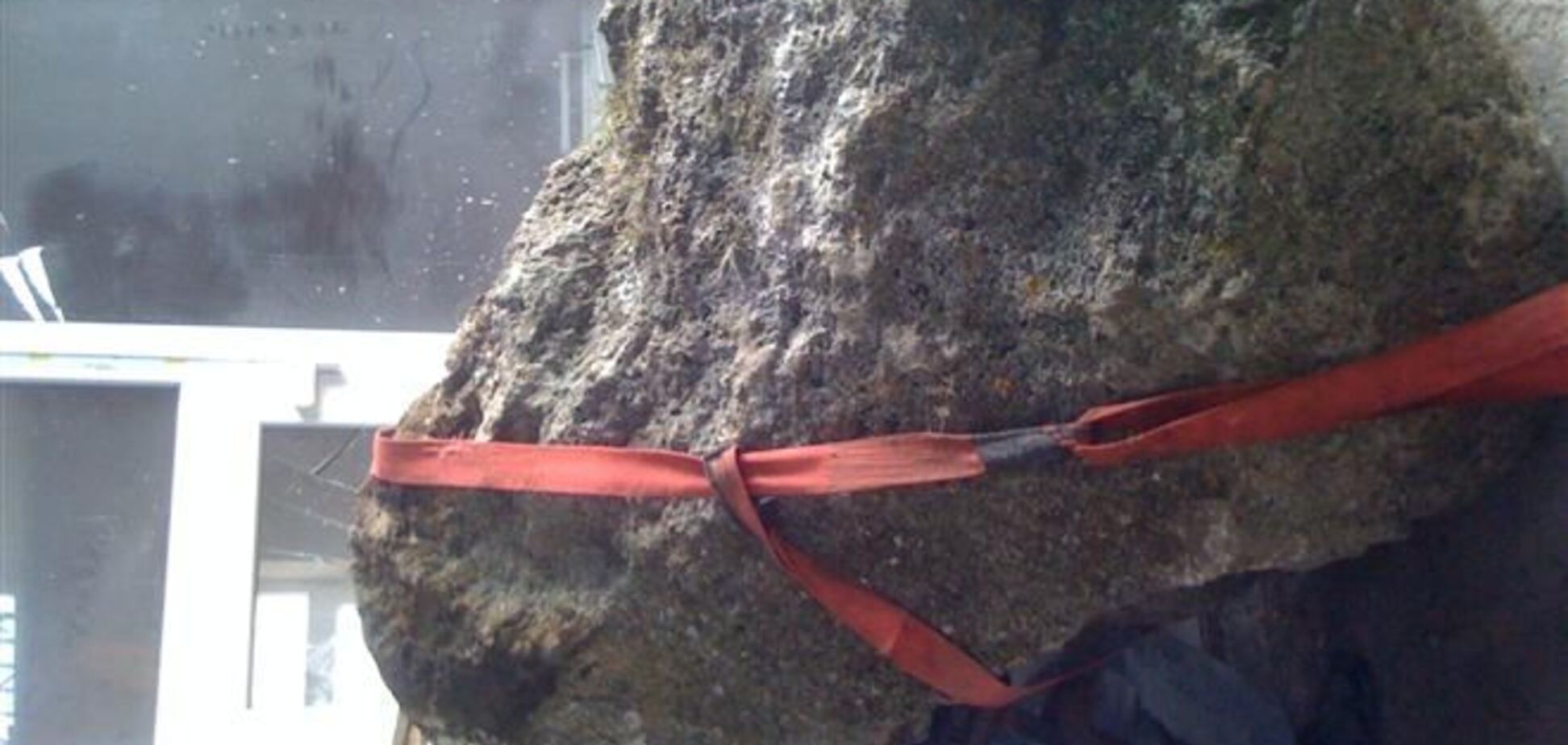 У Криму на робітника впав камінь вагою чотири тонни