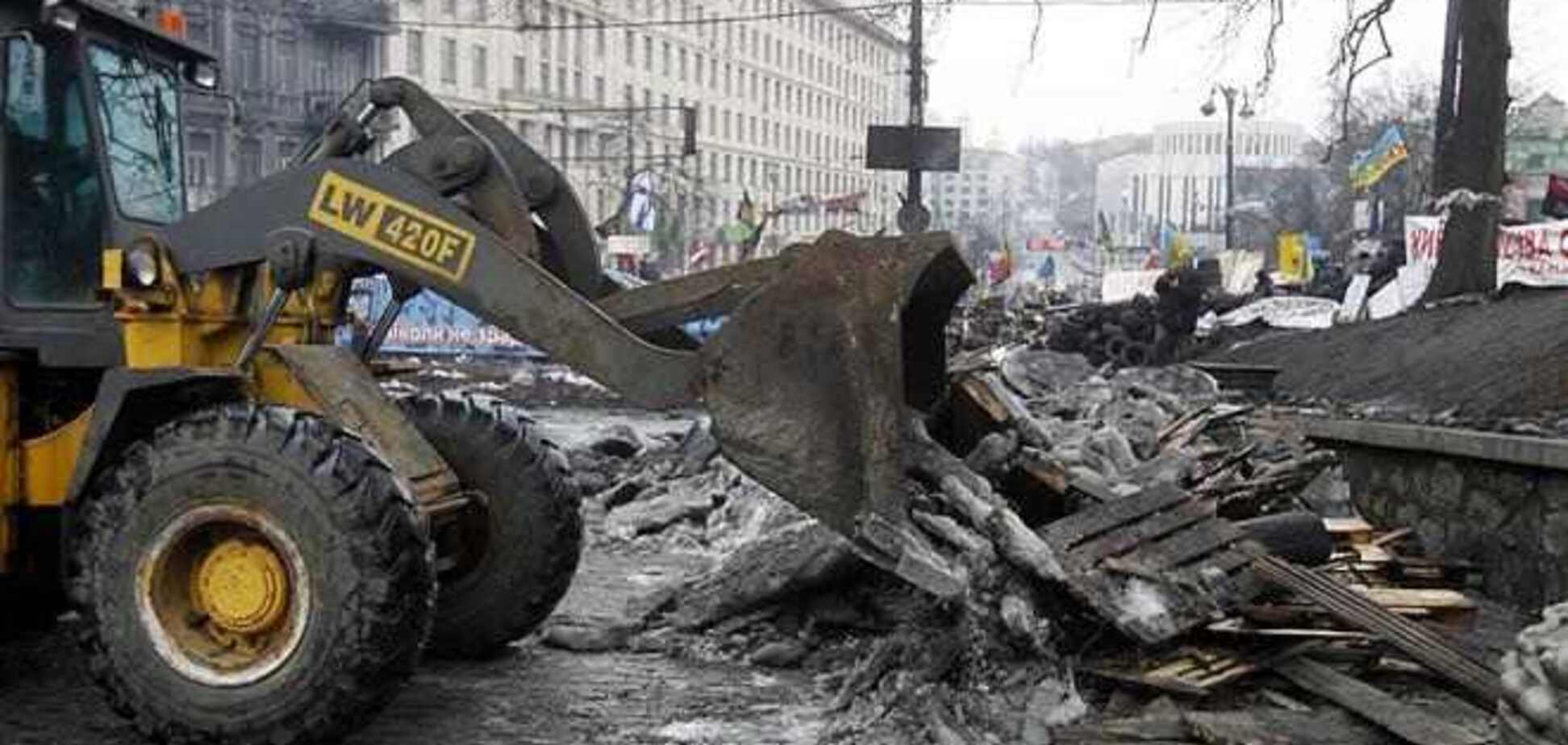 С Грушевского вывезли 100 машин мусора, улицу помыли