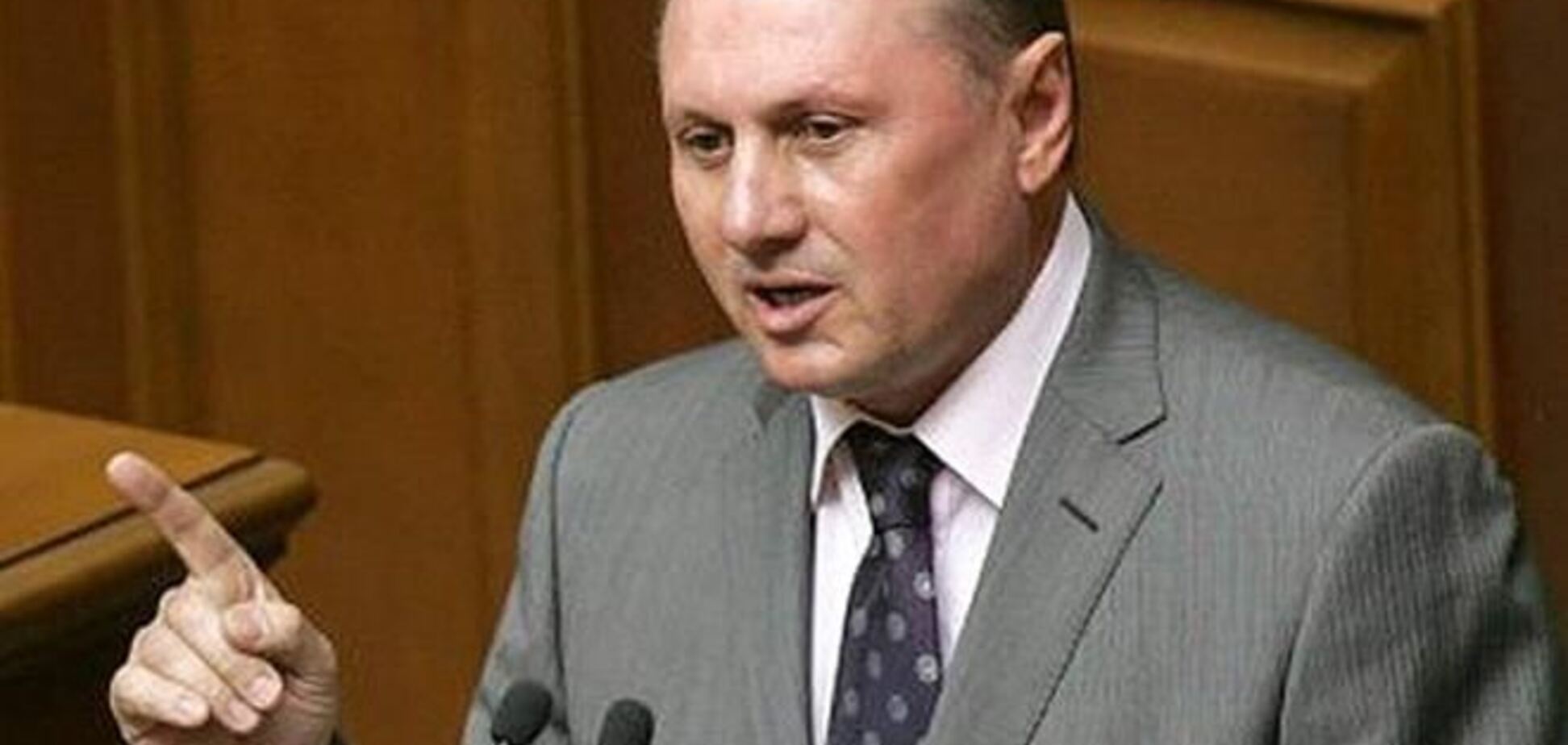 Ефремов заявил, что ПР хочет внести изменения в Конституцию в сентябре