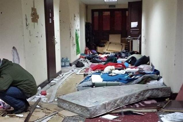 КГГА после освобождения не узнать: проломанные стены, ботинки на столах и матрасы