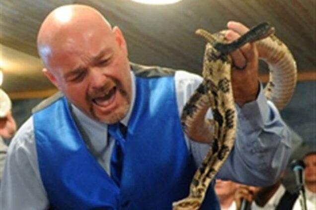 Телеведущий National Geographic погиб от укуса змеи