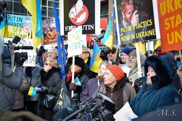 'Путін, прибери руки від України!': Активісти в Торонто пікетували консульство РФ