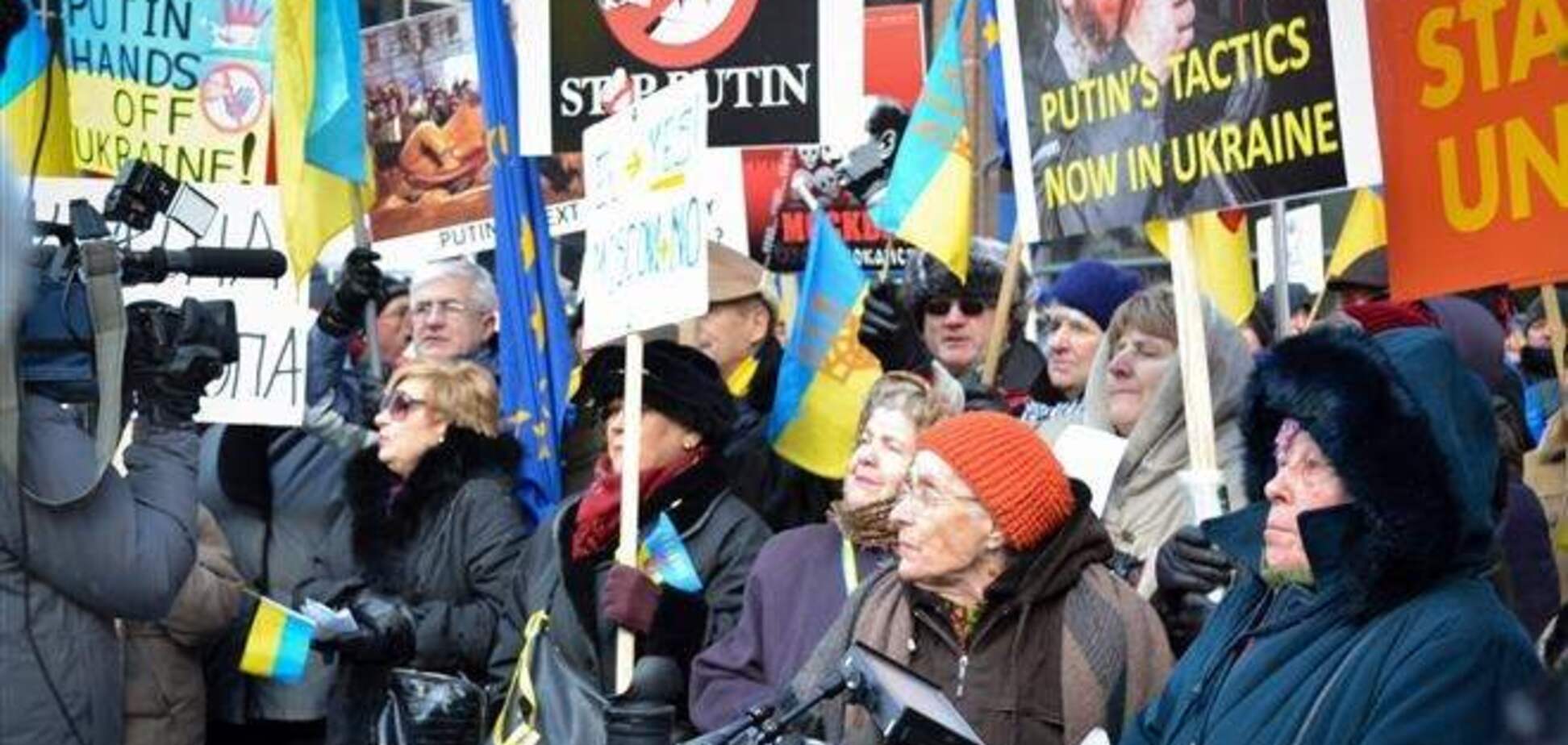 'Путин, убери руки от Украины!': активисты в Торонто пикетировали консульство  РФ