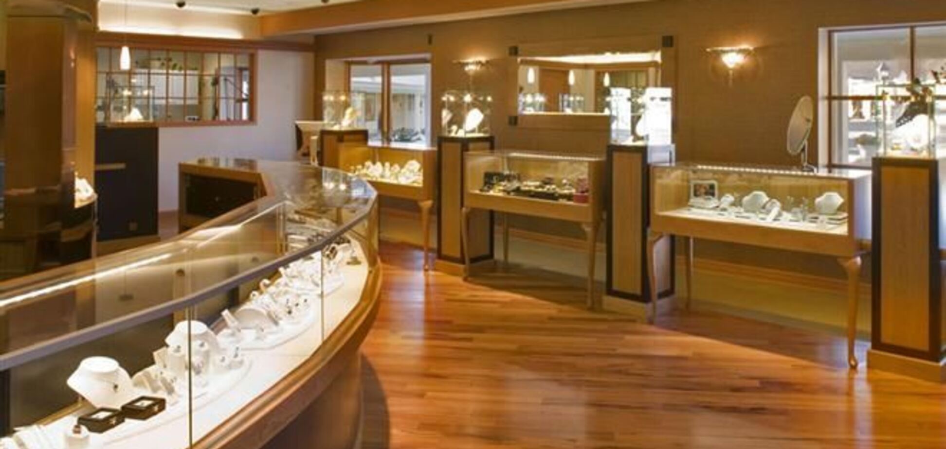 Милиция задержала грабителей, которые 'очистили' ювелирный магазин за 10 секунд