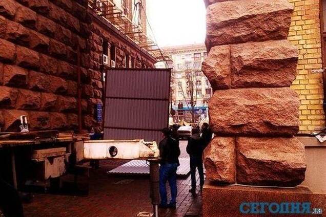 Ворота КГГА со сломанной звездой отдали на реставрацию