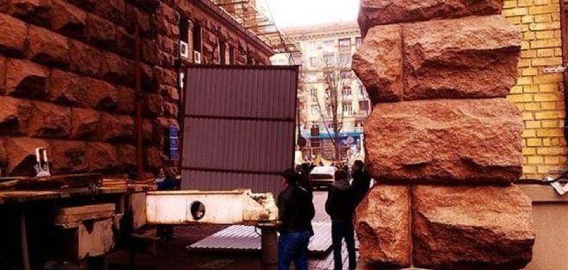 Ворота КГГА со сломанной звездой отдали на реставрацию