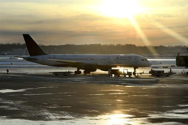 Стюардеса російського літака випала за борт авіалайнера