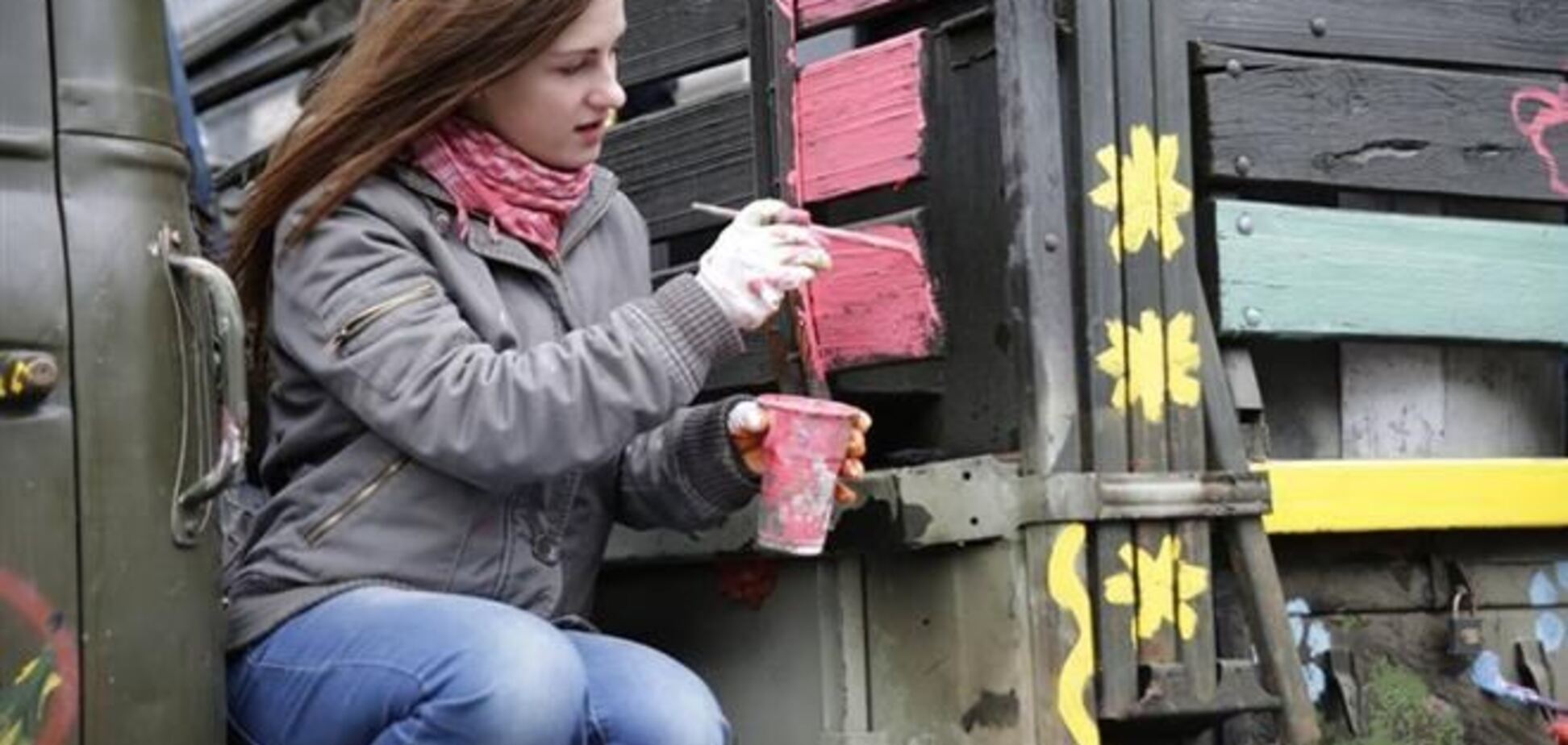 Грузовики ВВ-шников возле Рады разрисовали цветочками