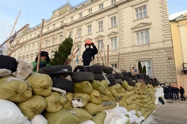 Во Львове бойцы разбирают баррикады: там планируют обустроить КПП