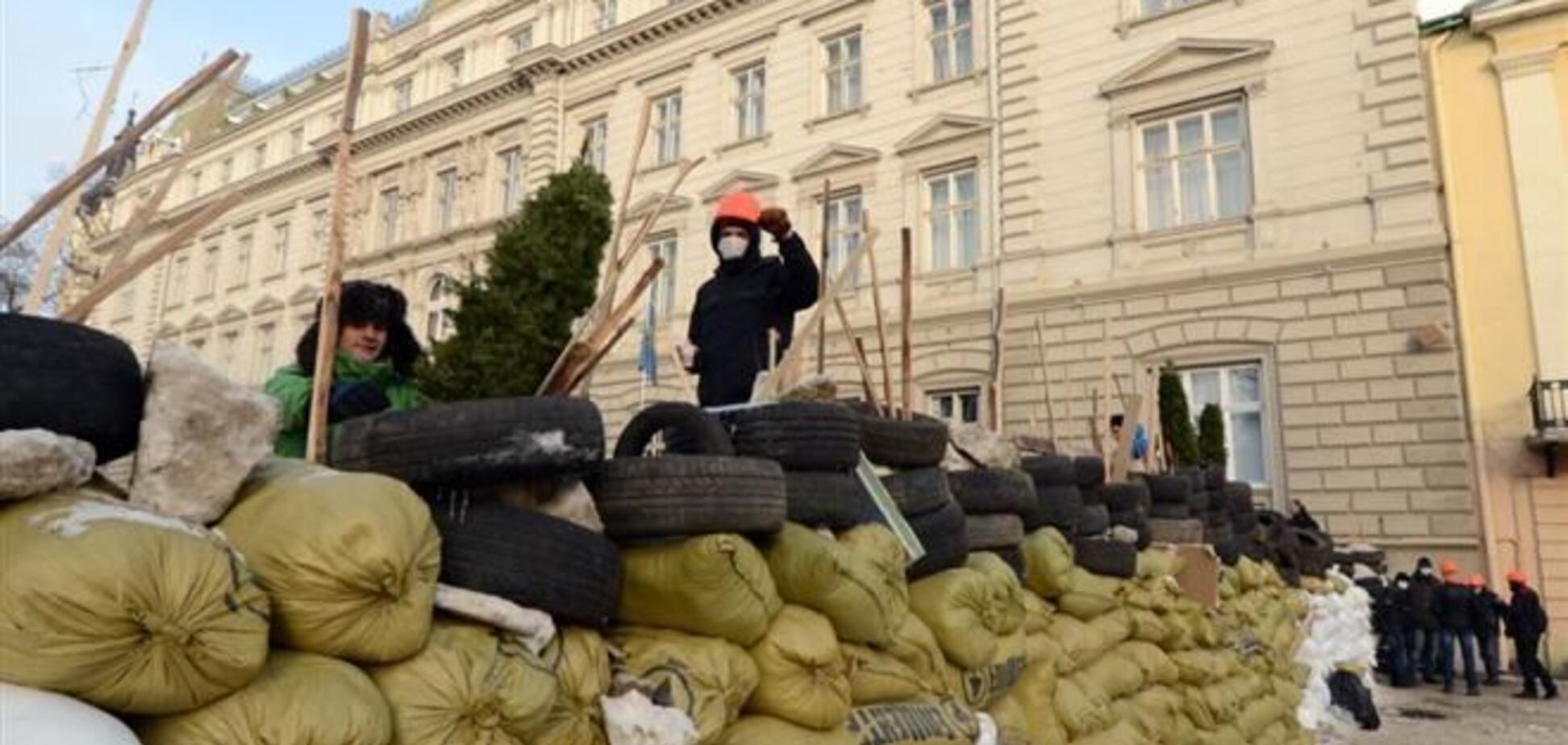 Во Львове бойцы разбирают баррикады: там планируют обустроить КПП