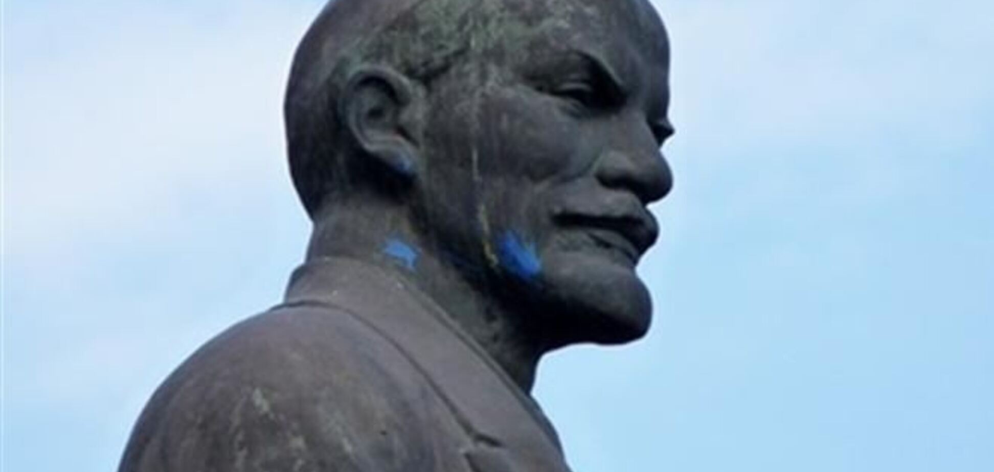 На Полтавщине неизвестные 'атаковали' сразу два памятника Ленину