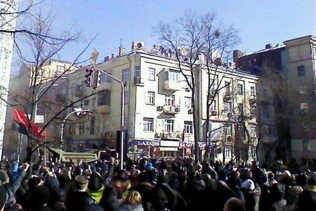 Протестуючі прибрали снайперів з даху будинку на розі Шовковичної