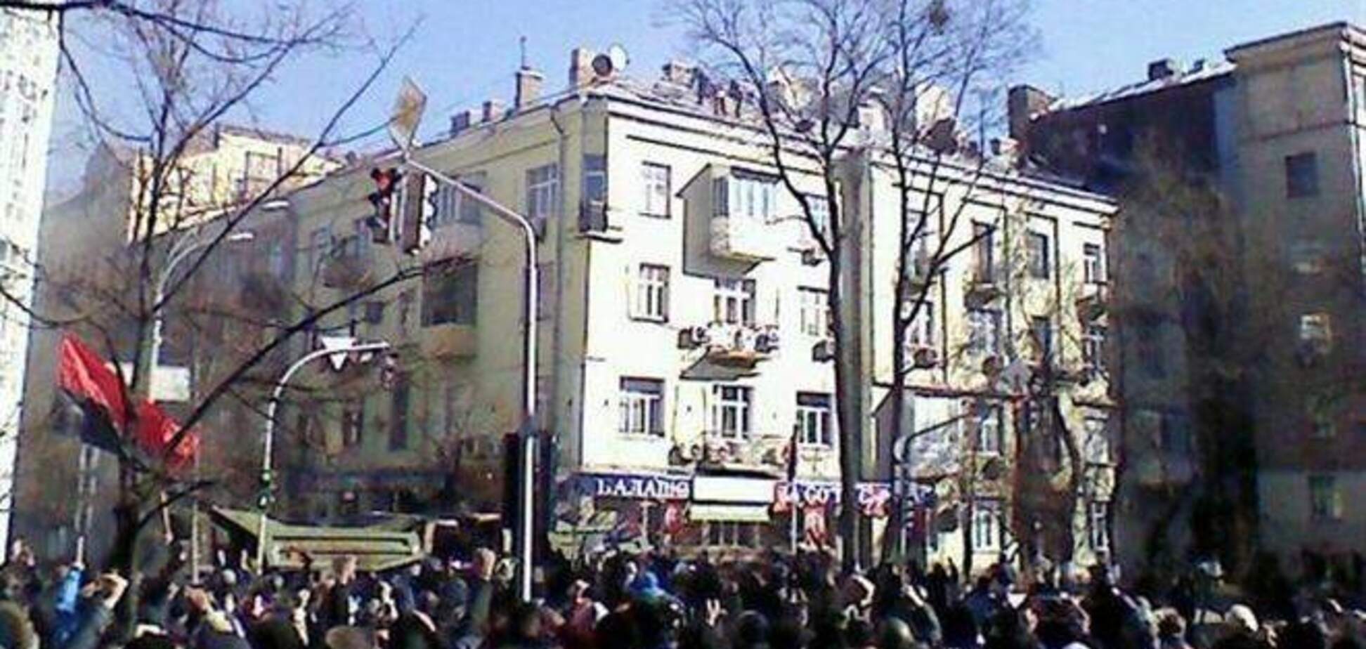 Протестующие убрали снайперов с крыши дома на углу Шелковичной
