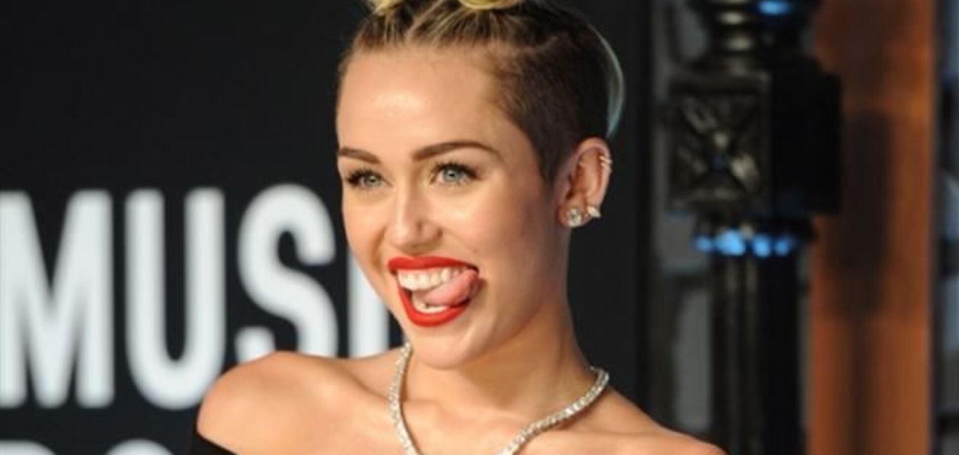 Майли Сайрус засунула в рот трусы фаната