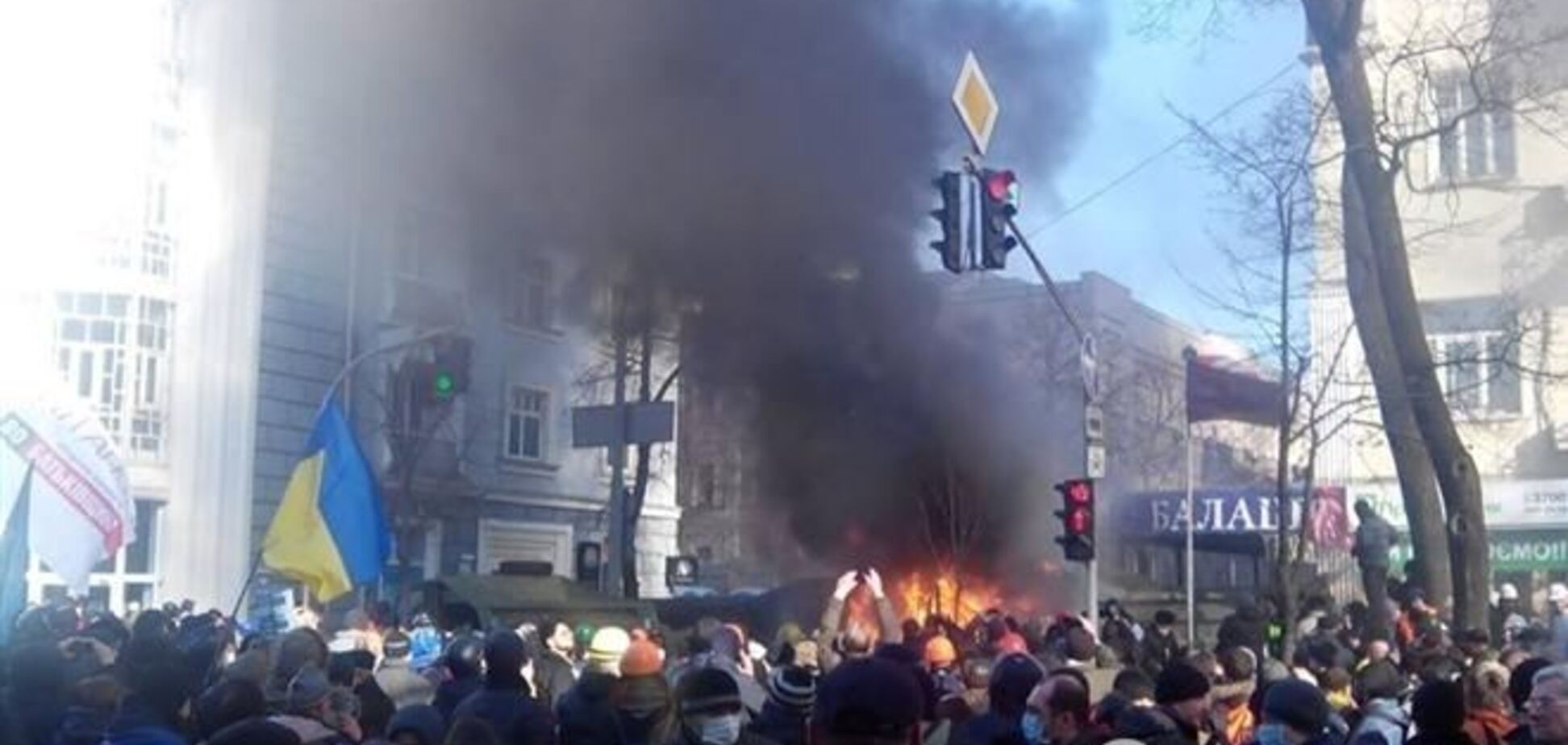 У Тягнибока увидели, как 200 'титушек' обстреляли 'свободовцев' из травмата