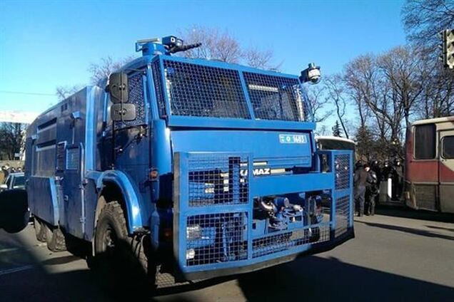 Активистов Майдана у Рады встречают силовики с оружием, два водомета и БТРа
