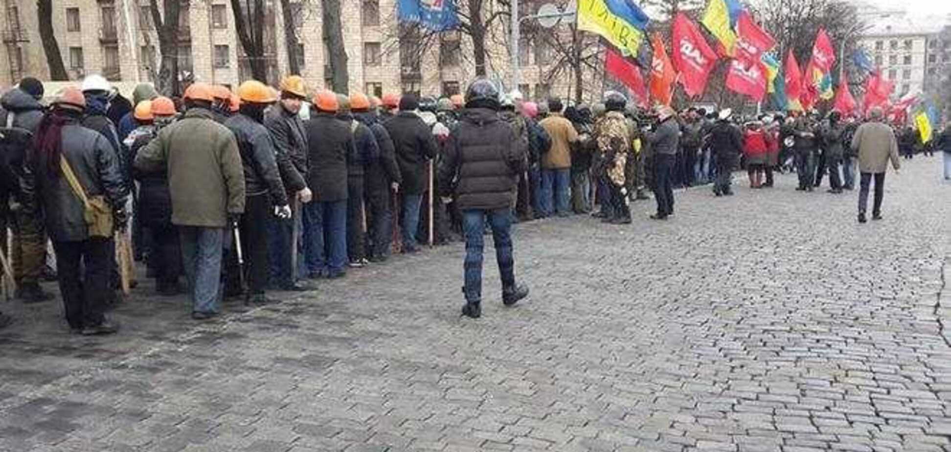 На Институтской майдановцы с дубинами формируются в колонны