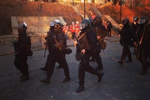 'Беркут' в Киеве вооружили автоматами Калашникова