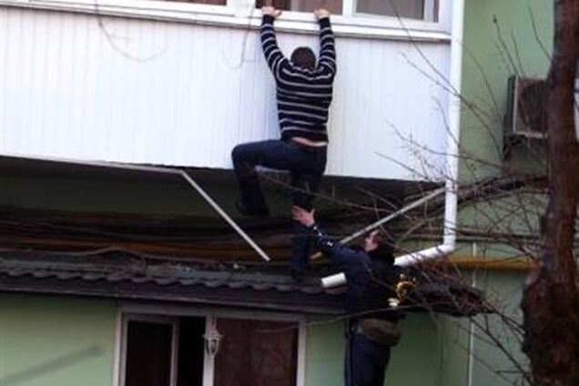 З вікон будівель біля Ради через загрозу захоплення вистрибували люди