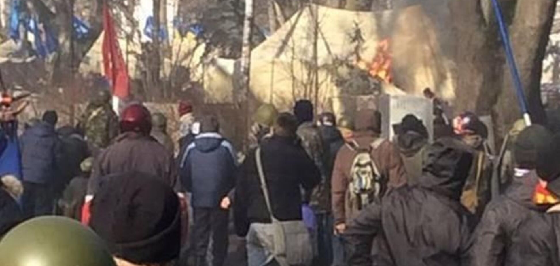 В Мариинском парке подожгли палатки антимайдана