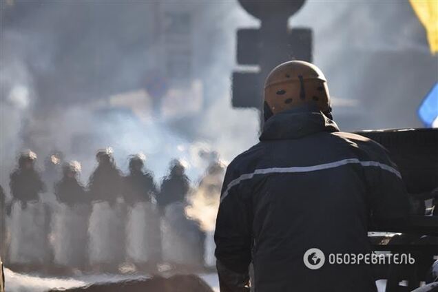 Протестувальників на Інститутській міліція поливає з водометів