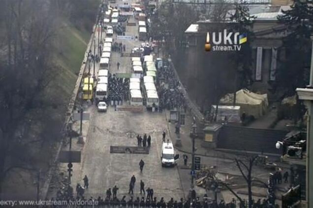 Під Радою 'тітушкі' та активісти Майдану влаштували бійку через палки