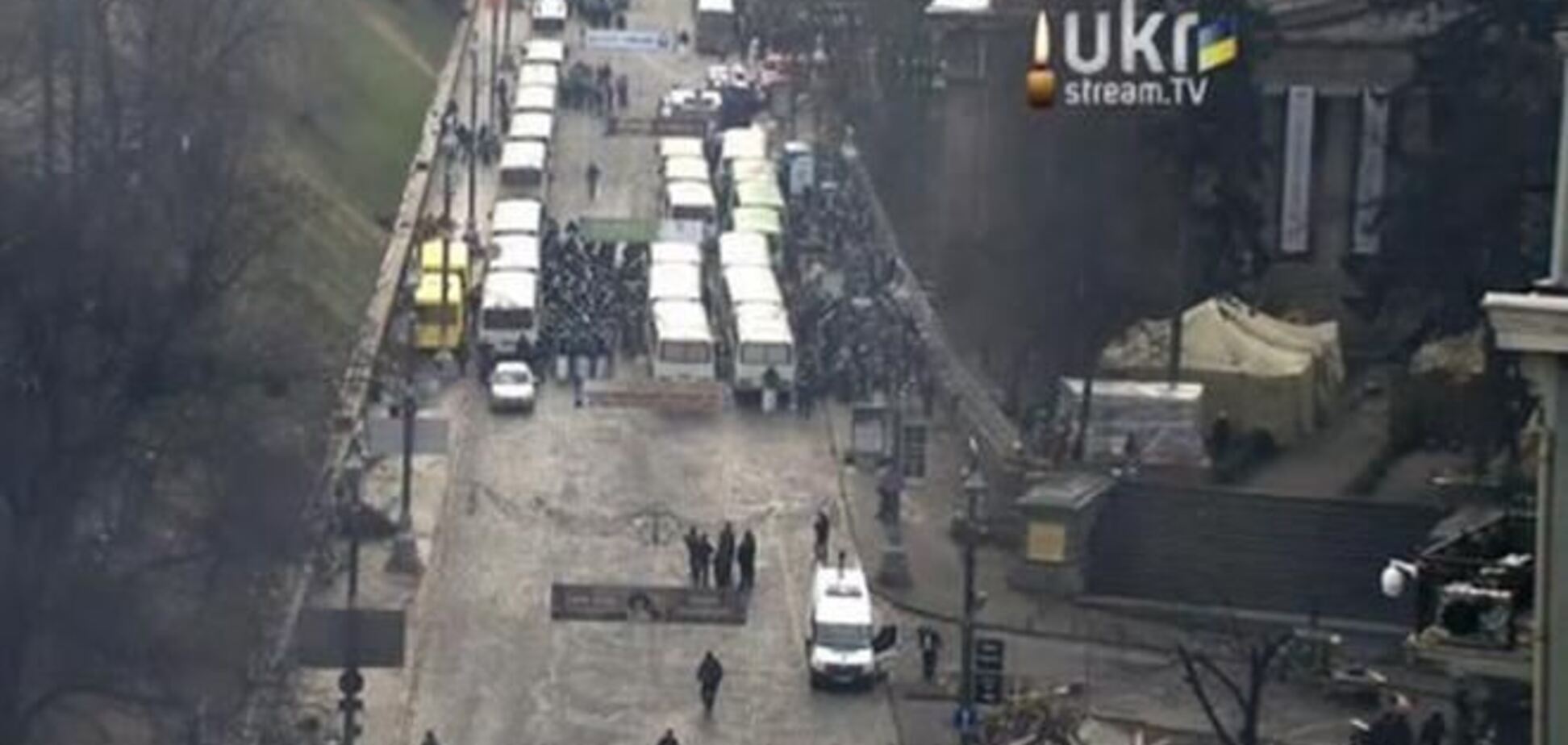 Под Радой 'титушки' и активисты Майдана устроили потасовку из-за палки