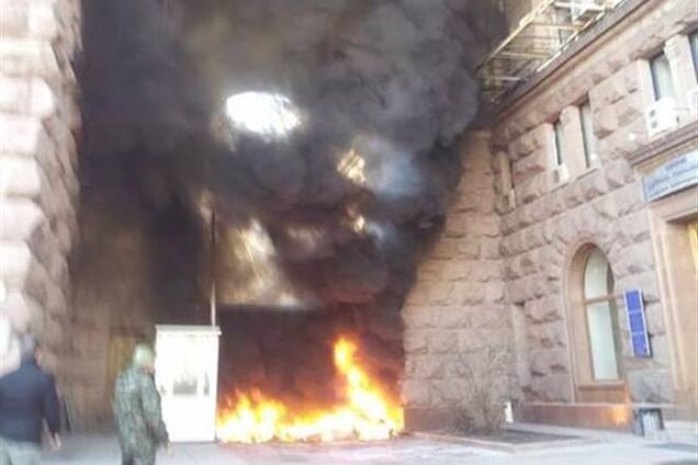 Из КГГА эвакуированы все сотрудники, у ворот горят покрышки