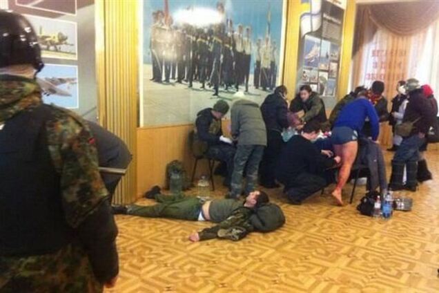 Активисты захватили Дом офицеров и обустроили там медпункт