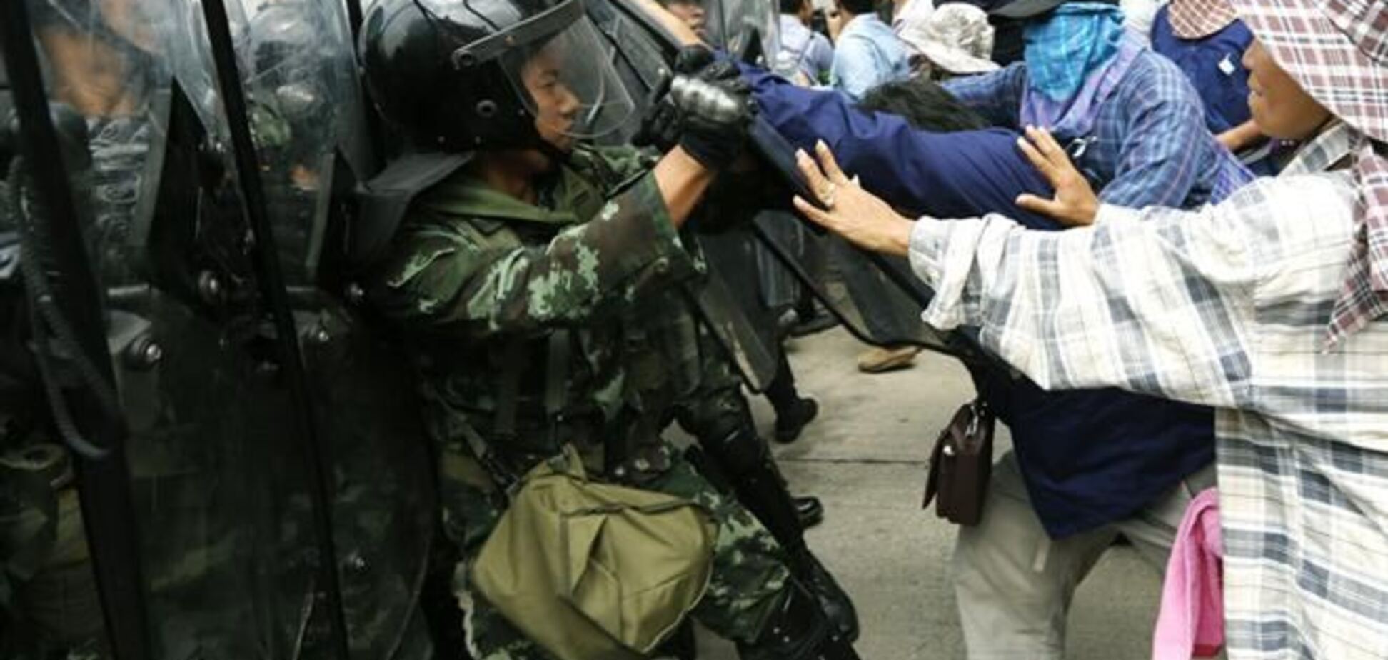 В Бангкоке полиция задержала около ста демонстрантов