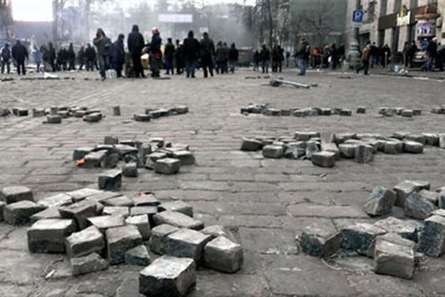 На Институтской демонстранты забрасывают милицию брусчаткой