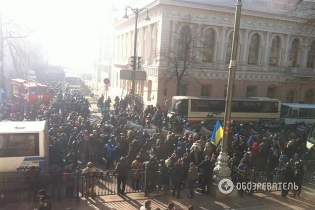 Медики Евромайдана оказали помощь раненому бойцу ВВ
