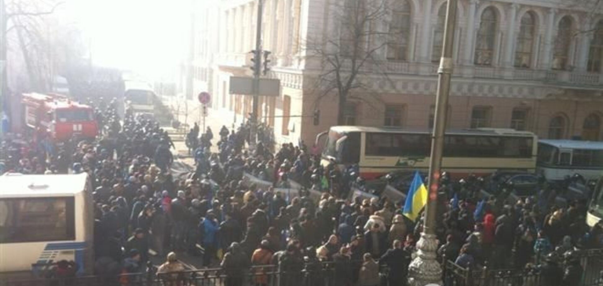 Медики Евромайдана оказали помощь раненому бойцу ВВ