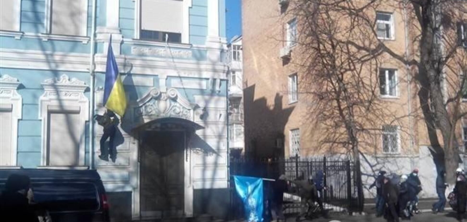 Протестующие ворвались в офис ПР и захватили пленников