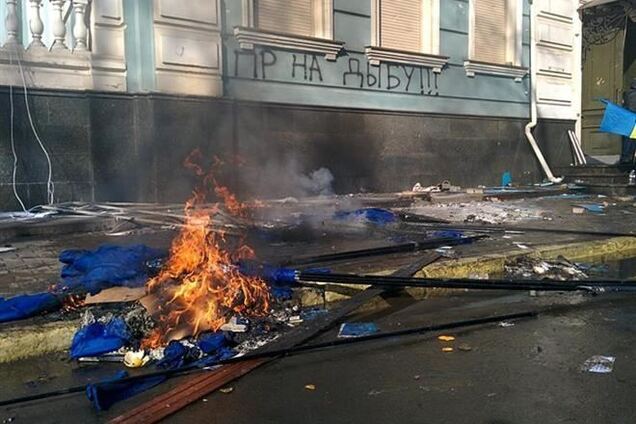 В Киеве демонстранты захватили милиционеров, охранявших офис регионалов