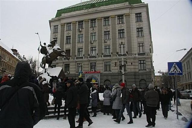 У Львові захопили будівлю обласного управління міліції