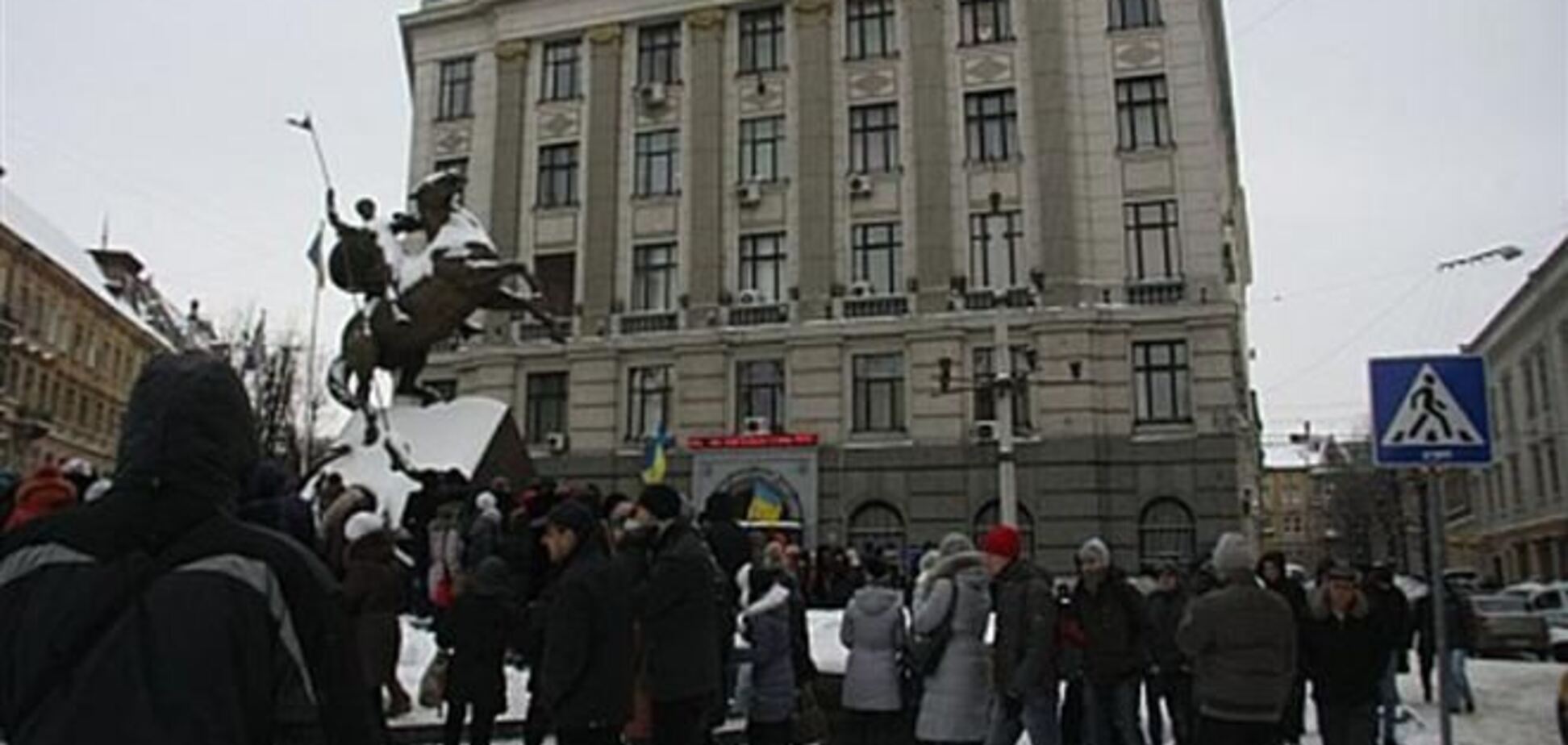 Во Львове захватили здание областного управления милиции