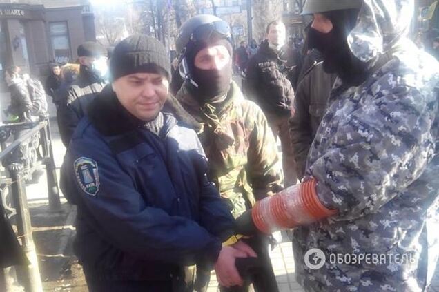 На Грушевского протестующие поймали милиционера