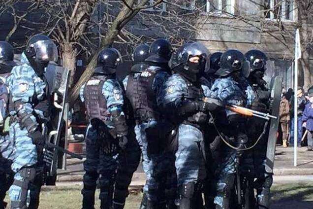 В Мариинском парке возводят баррикады