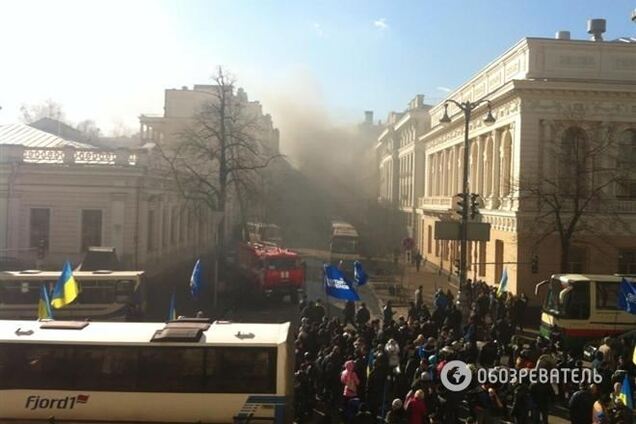 Протестувальники підпалили вантажівку: вул. Шовковична в диму